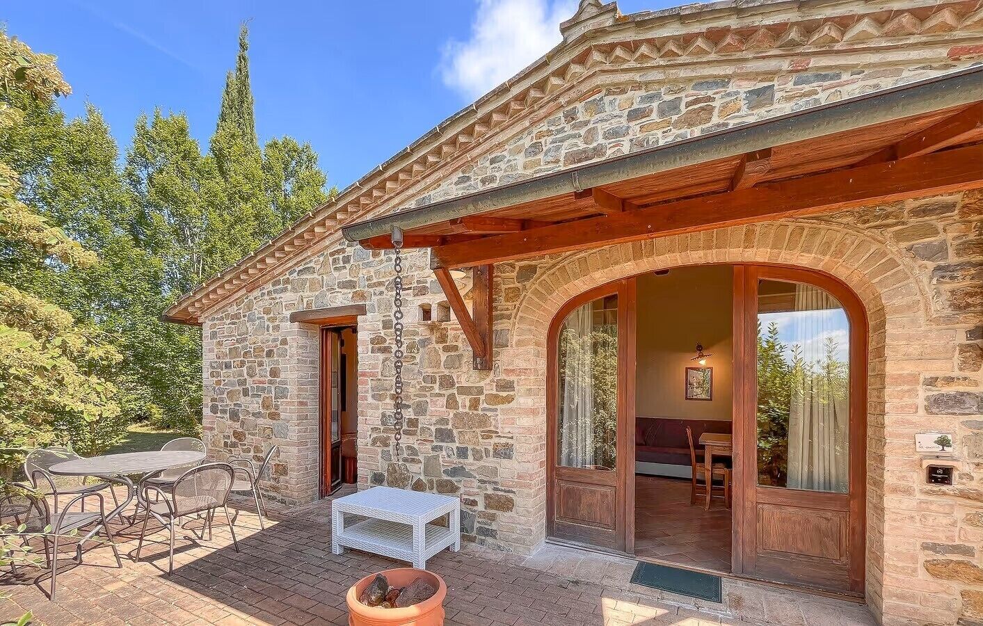 Perhehuvila | Näkymä puutarhaan