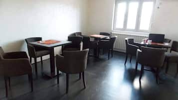 Dagelijks continentaal ontbijt (EUR 3 per persoon)