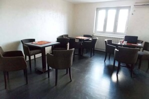 Kontinental frokost hver dag (EUR 3 per person)