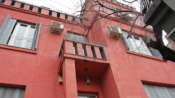 Voorkant accommodatie - avond/nacht