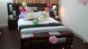 Hypo-allergenic bedding, minibar, in-room safe, individually furnished - Lavish Lounge Guest House (Islamabad)