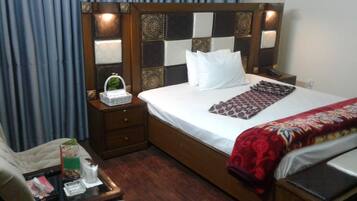 Peralatan tempat tidur hipoalergenik, bar mini, peti besi dalam bilik