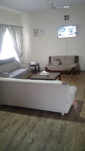 Business center - Lavish Lounge Guest House (Islamabad)
