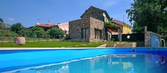Affascinante villa con 2 camere da letto e piscina per 4+1, per piccoli gruppi, animali ammessi