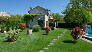 A stone house with a stone pathway leading to a pool. - Charming 2BR Villa with pool for 4+1, for small groups, pet-friendly (Buzet)