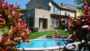 A stone building with a swimming pool in the foreground. - Charming 2BR Villa with pool for 4+1, for small groups, pet-friendly (Buzet)
