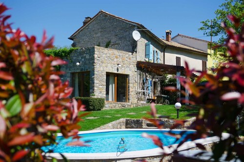 Charming 2BR Villa with pool for 4+1, for small groups, pet-friendly