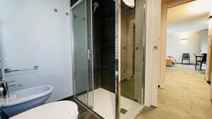A modern bathroom with a glass-enclosed shower, a white sink, and a toilet. - Villa Linda - ONE-BEDROOM APARTMENT sleeps 5 (Bardonecchia)
