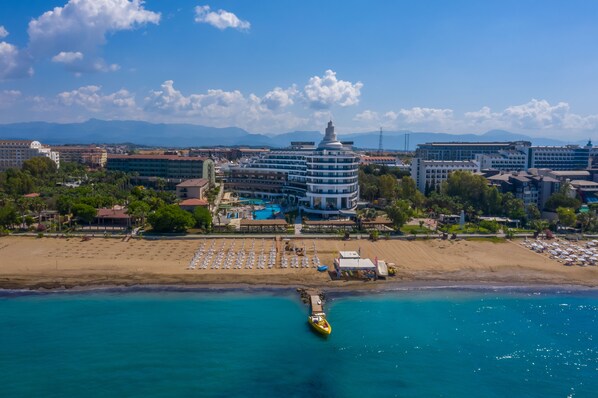PĂ„ stranden, solstolar, parasoller och strandhanddukar