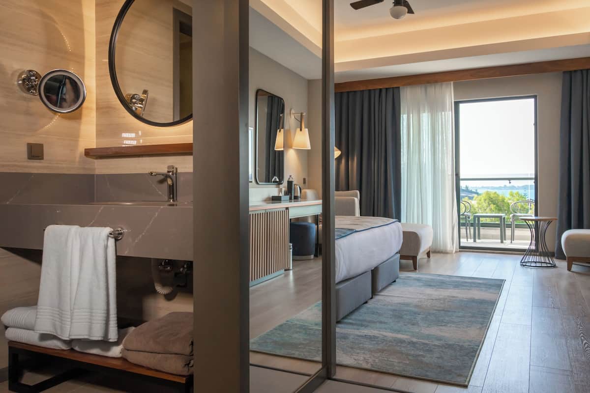 Minibar, in-room safe, desk, soundproofing