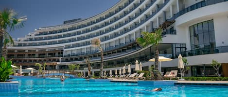 Una piscina techada, una piscina al aire libre, camas de piscina gratis