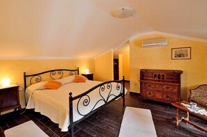6 Schlafzimmer, Schreibtisch, Bügeleisen/Bügelbrett, Reisekinderbett