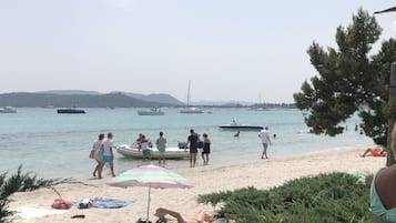 Plage, chaises longues