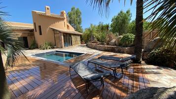 Een buitenzwembad en een verwarmd zwembad