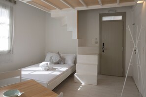 Familien-Studiosuite | Minibar, Zimmersafe, individuell dekoriert, Verdunkelungsvorhänge