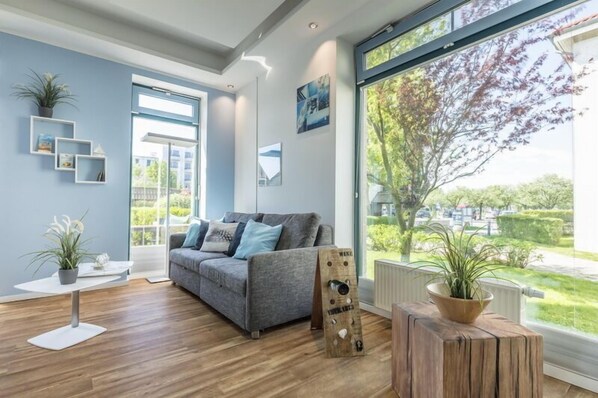 Apartment | Living area | Flat-screen TV