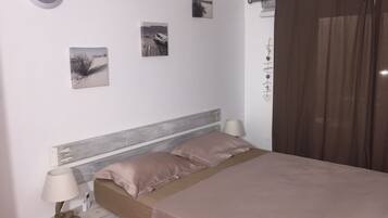 1 chambre, fer et planche Ă repasser, Wi-Fi gratuit, draps fournis