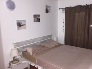 1 chambre, fer et planche à repasser, Wi-Fi gratuit, draps fournis