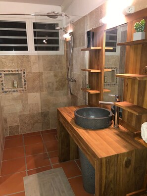 Douche, sèche-cheveux, serviettes fournies, savon