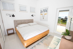2 chambres, coffres-forts dans les chambres, lit parapluie