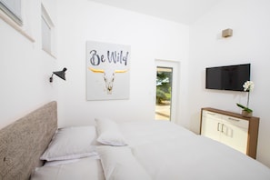 2 chambres, coffres-forts dans les chambres, lit parapluie