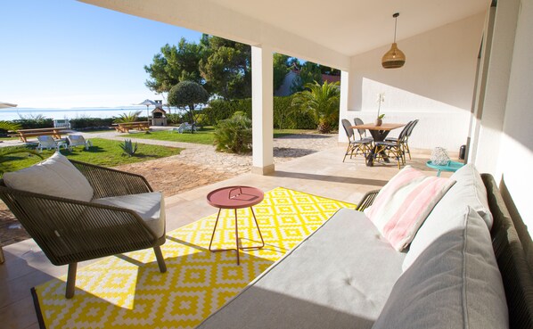 Outdoor dining - 5 * apartment on the sea-great new equipment, free WiFi (Vir)