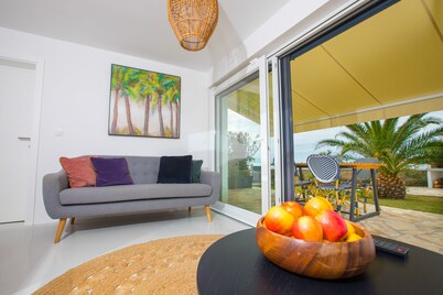 5 * apartment on the seafront-great new facilities, free wifi