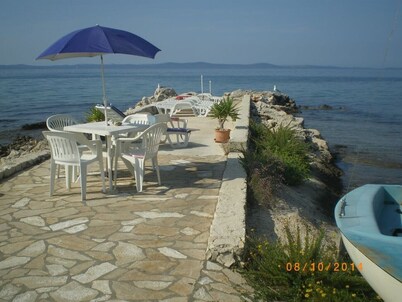 5 * apartment on the seafront-great new facilities, free wifi