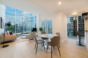 スタンダード デュープレックス 2 ベッドルーム カナルビュー | 客室内のダイニングエリア