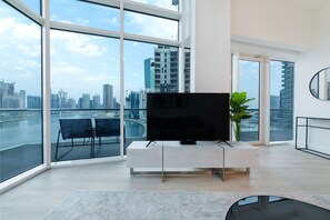 スタンダード デュープレックス 2 ベッドルーム カナルビュー | リビング エリア