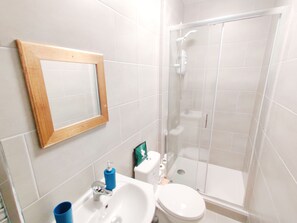 Familien-Doppelzimmer, 1 Schlafzimmer | Dusche im Bad