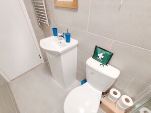 Chambre Double Familiale, 1 chambre | Lavabo de la salle de bain