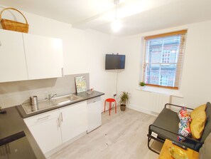 Chambre Double Familiale, 1 chambre | Salle de séjour | Télévision à écran plat