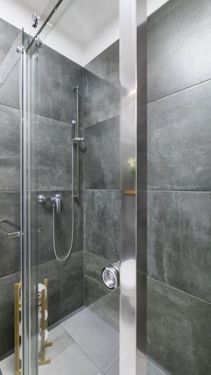 Dusche, kostenlose Toilettenartikel, Haartrockner, Handtücher