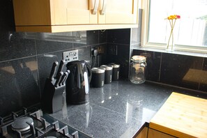 Fridge, microwave, oven, stovetop - 5 bedroom house sleeps 11! FREE parking! 5 mins away from Tilbury Docks  (Tilbury Town)