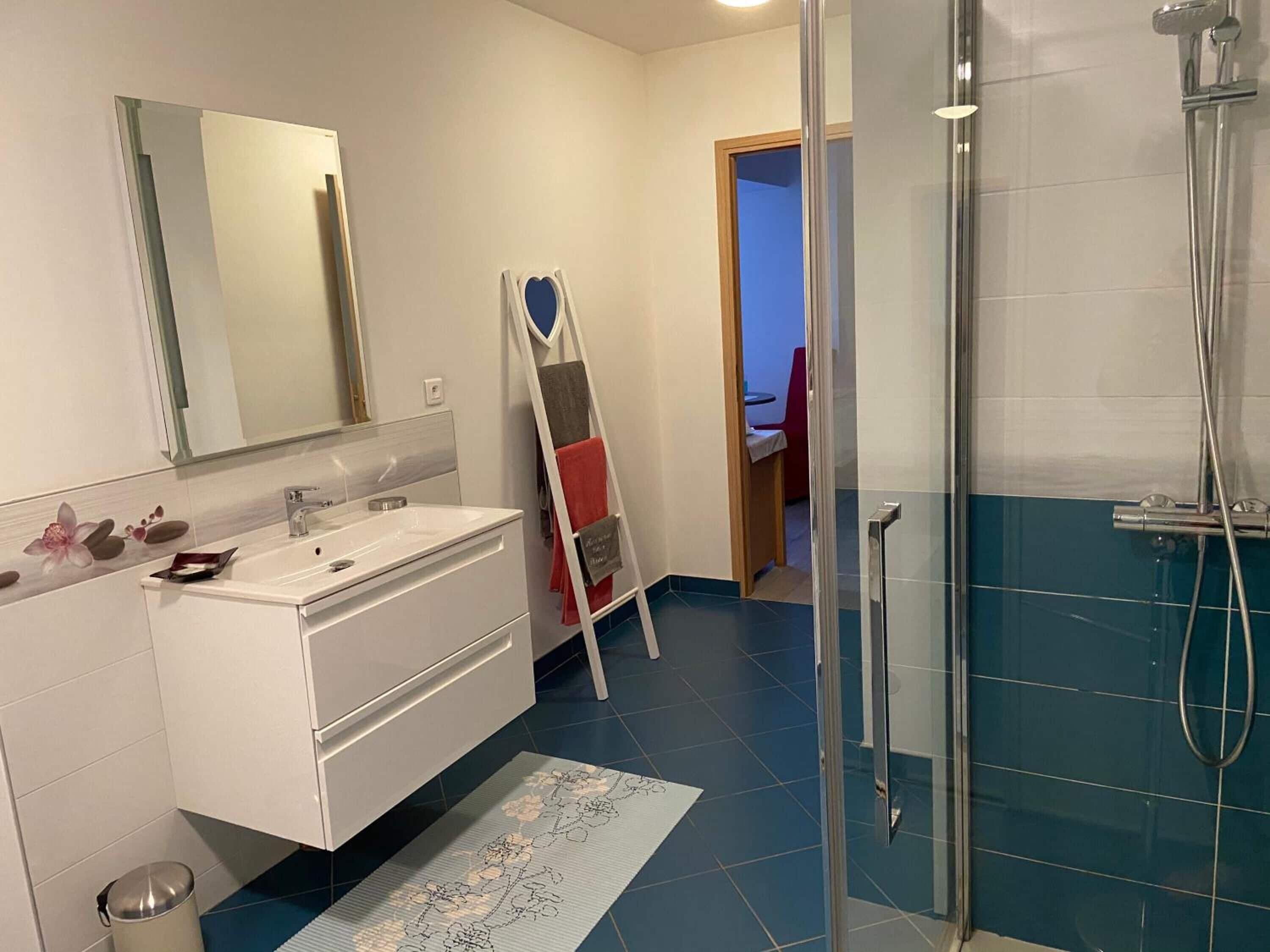 Een douche, badjassen, handdoeken, zeep
