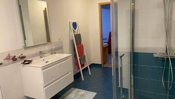 Een douche, badjassen, handdoeken, zeep