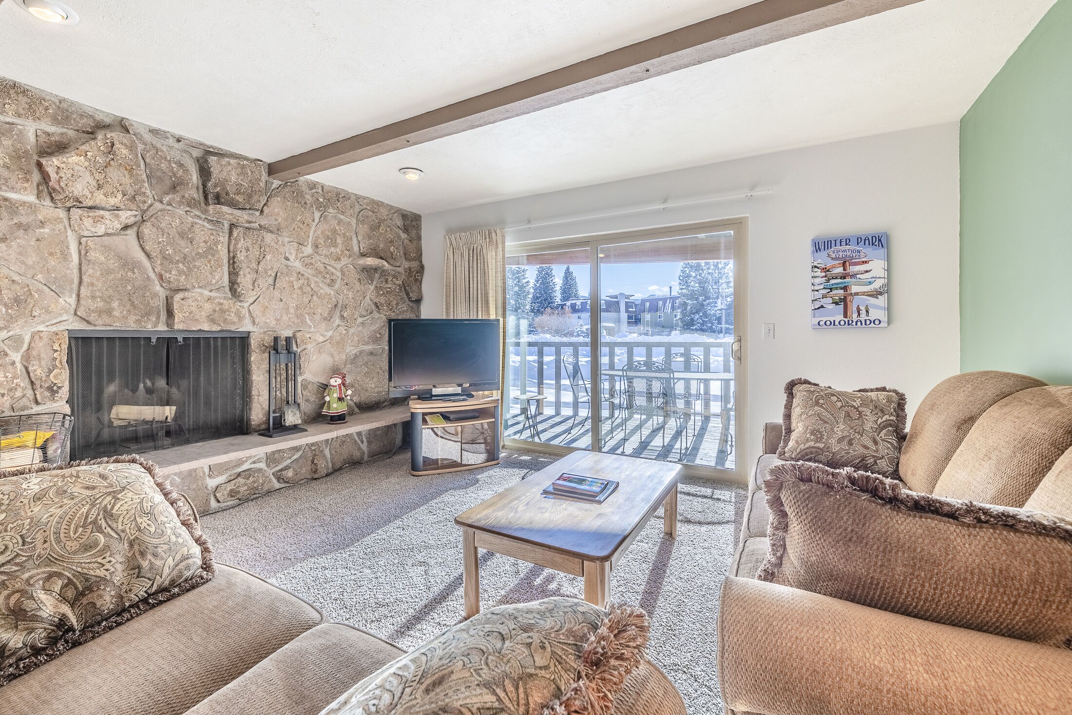 Condo w/access to Private Rec Center w/pool & hot tub. New remodeled kitchen