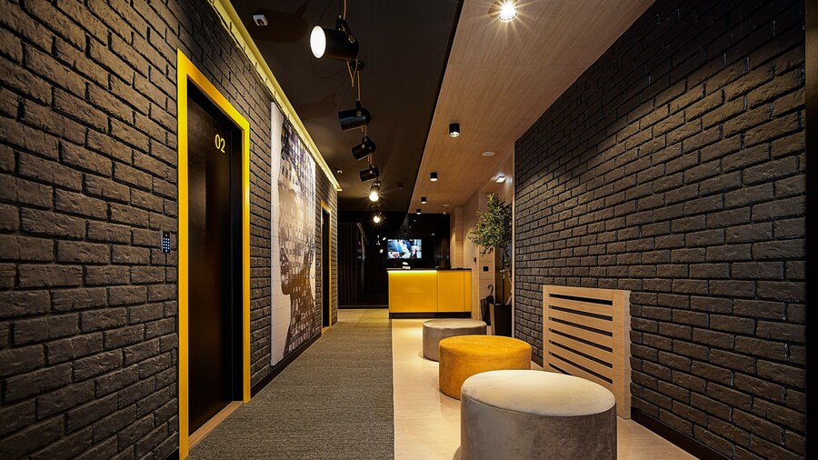 Maccani Black Luxury Suites