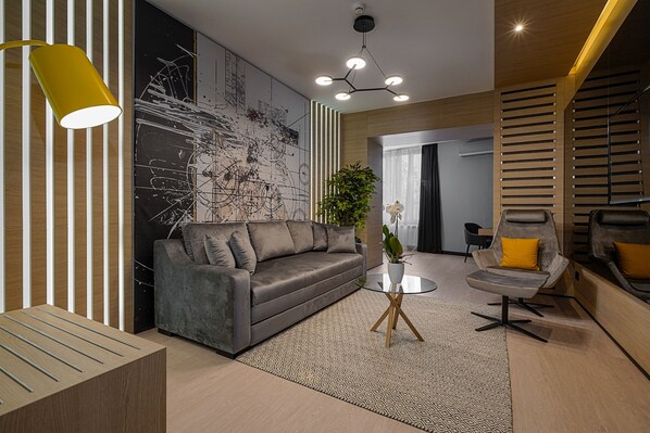 Executive-Suite | Wohnzimmer | 88-cm-Flachbildfernseher mit Kabelempfang, Fernseher