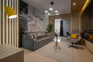 Suite ejecutiva | Sala de estar | Televisión de pantalla plana de 88 cm con canales por cable