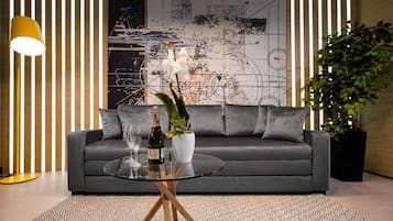 Executive Suite | Living room | 88-cm flat-screen TV with cable channels, TV