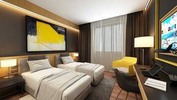 Habitación de hotel con dos camas, un escritorio con una computadora portátil, una silla, un cuadro abstracto grande y un televisor en la pared.