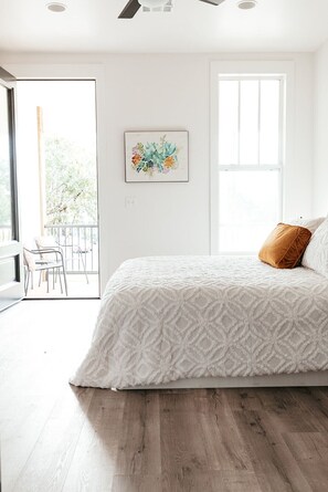 3 عدّة غرف نوم وخزنة داخل الغرفة ومكتب ومكواة/لوح كي