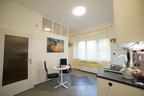 Studio (Robinson) | Individuelt dekorert, individuelt innredet og skrivebord for bærbar PC