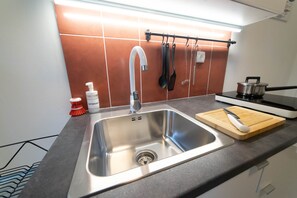 Studio (Robinson) | Eget tekjøkken | Kjøleskap, mikrobølgeovn, kokeplater og vannkoker