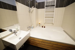 Apartment (Safari) | Bathroom | Shower, rainfall showerhead, hair dryer, towels