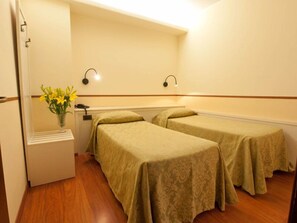 Safe på rommet, skrivebord, wi-fi (inkludert) og sengetøy