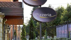 A signpost with three labels: Hotel Corona, Ristorante Barisun, and Pizzeria. - Hotel Corona (Cuvio)