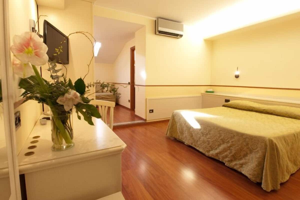 quadruple room | 1 bedroom, in-room safe, desk, free wifi